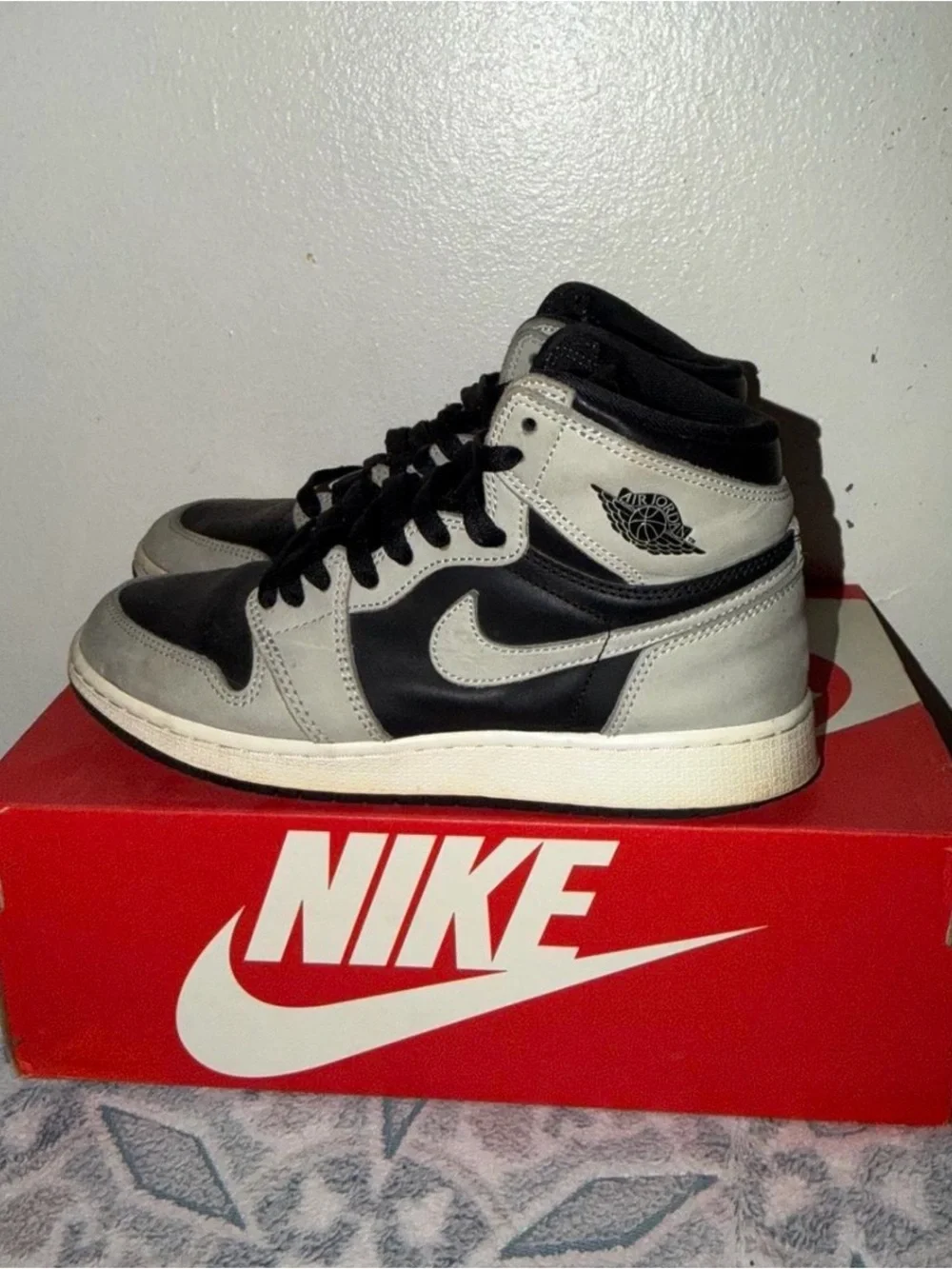 Air Jordan 1 shadow 2.0 men size 7 comes with replacement shoe box
